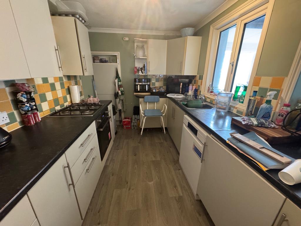 Lot: 107 - BAY-FRONTED FREEHOLD HOUSE FOR INVESTMENT - Kitchen